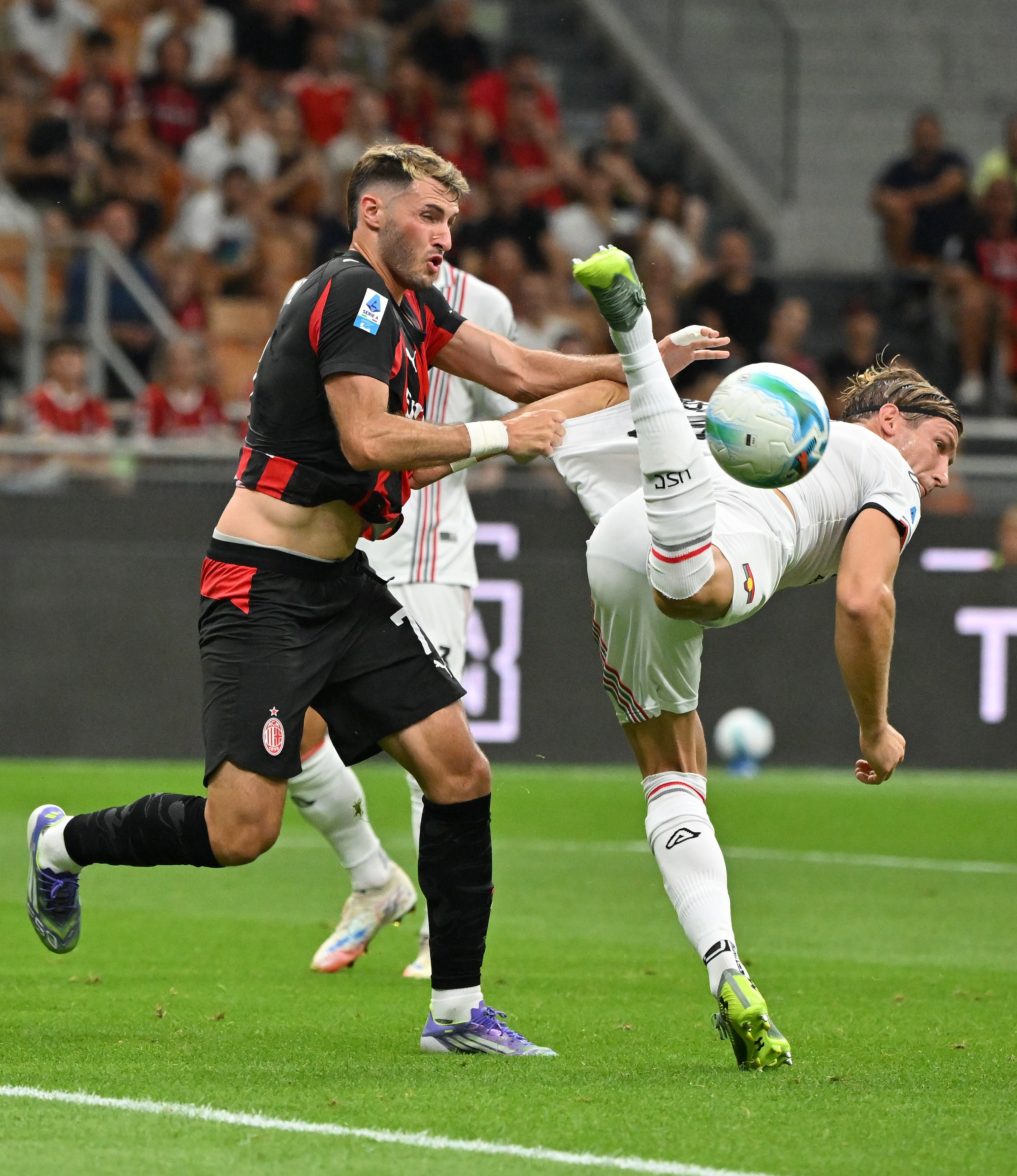 AC米兰围绕NBA常规赛远射贴柱阿贾克斯围绕法甲再遭质疑，现场解说直呼：风云突变国际米兰今夜回应争议的简单介绍